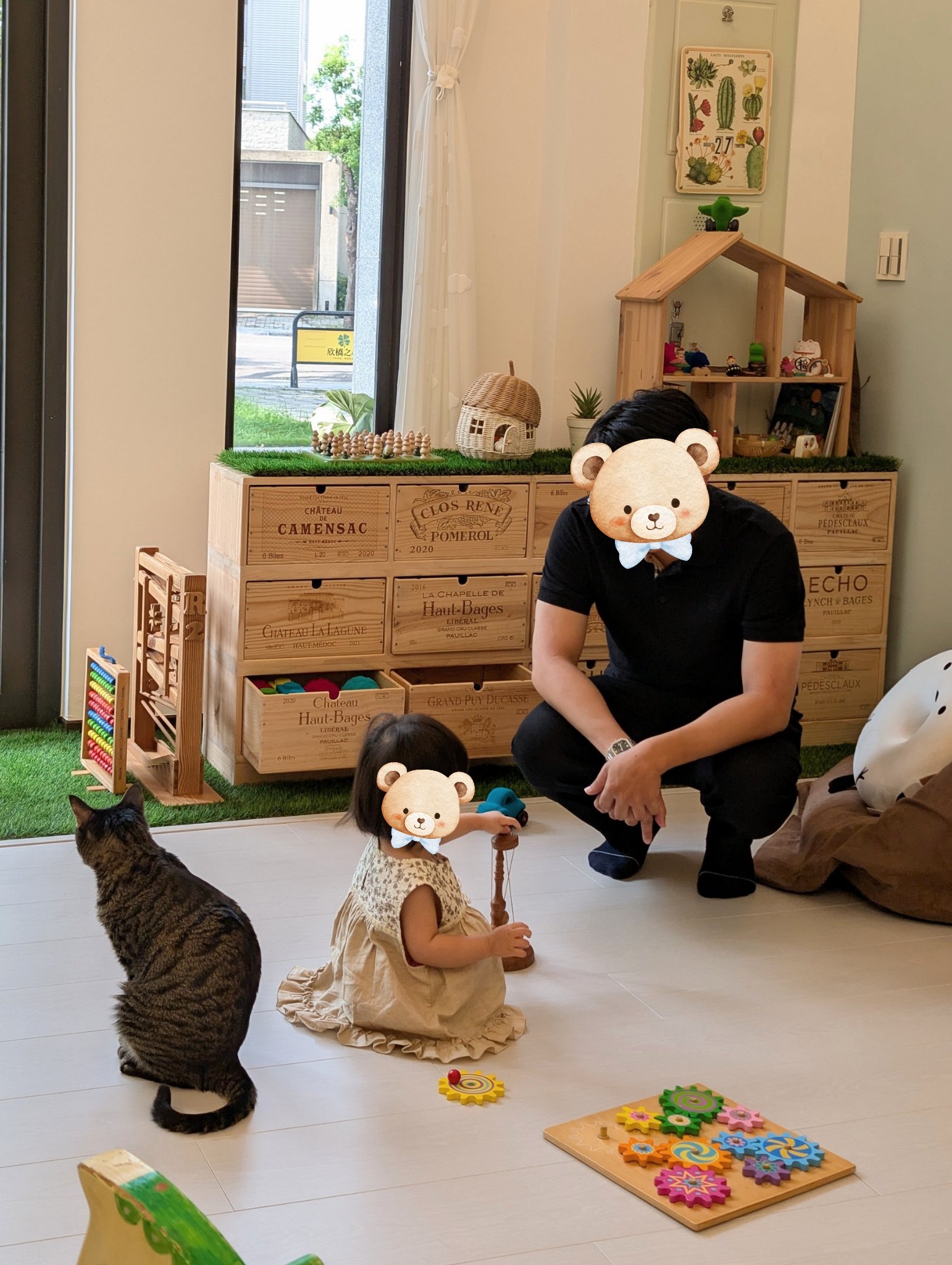 小小孩的小手練習著困難的手眼協調遊戲操作，對孩子來說最有趣的不是做到，而是探索如何做到時的每個嘗試💡
「爸爸謝謝你，陪我探索每個遊戲💕」