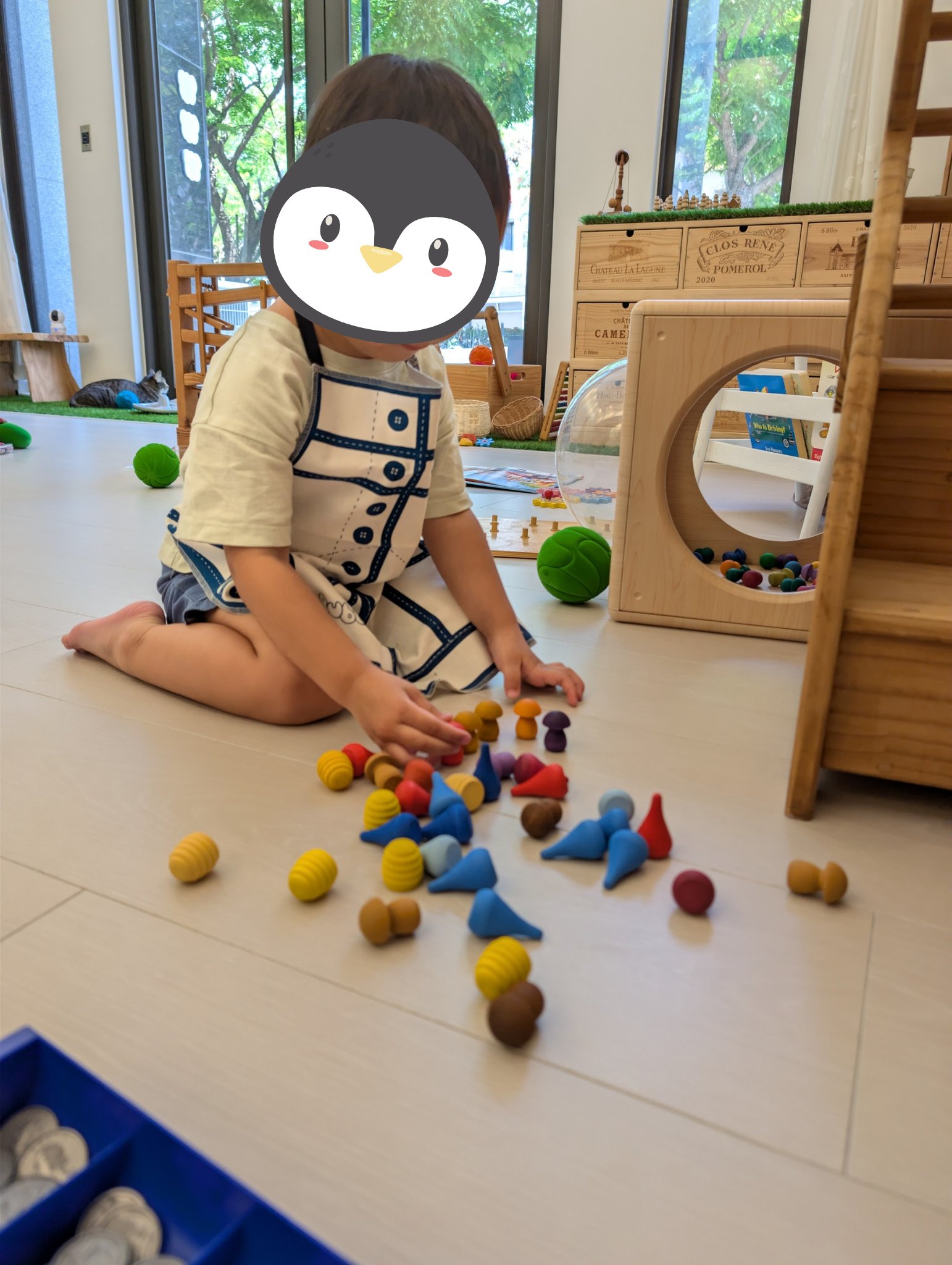 play with me moment loose parts play heuristic play sensory play independent play concentration tactile quality
