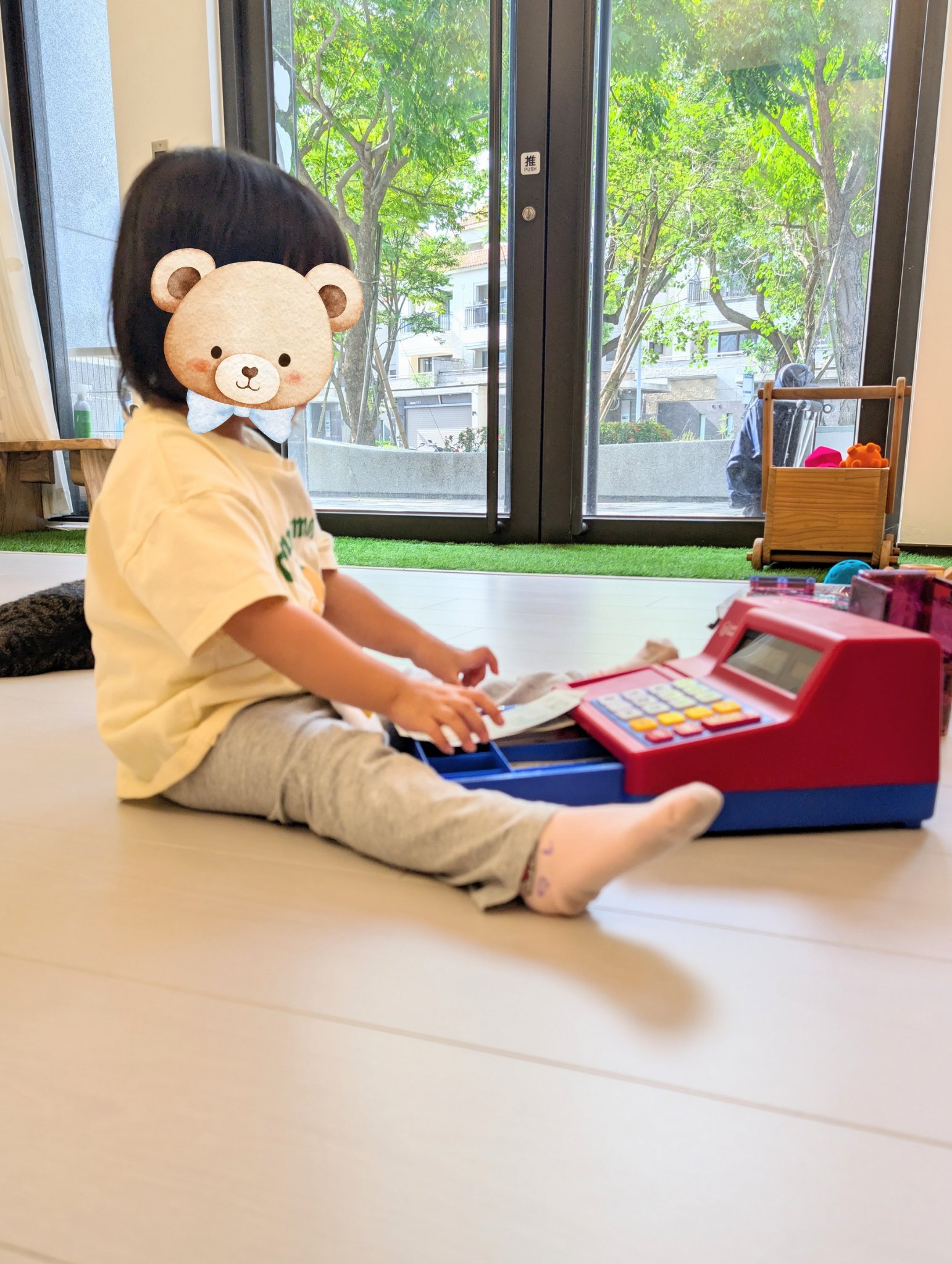 搬家家酒遊戲是想像力與社交能力訓練的好場景🙂
孩子們都好喜歡learning resources的收銀機，總是在收銀台外看著店員操作的孩子，是不是正在想像自己也是個服務大家的店員呢？