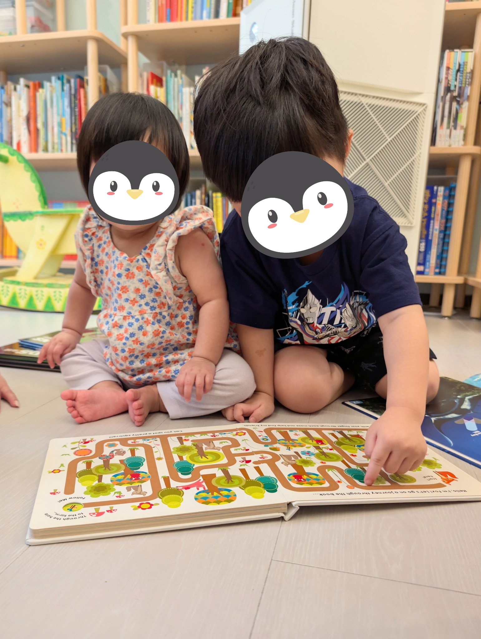 Follow Me! 是一本可以由家長帶領孩子，或孩子自己操作，跟隨著書頁上的路徑，用小小手指探索每條路徑上的風景與相遇的繪本。
適合喜歡操作書與互動書的孩子，親子一起共同在路徑上累積發現📖。